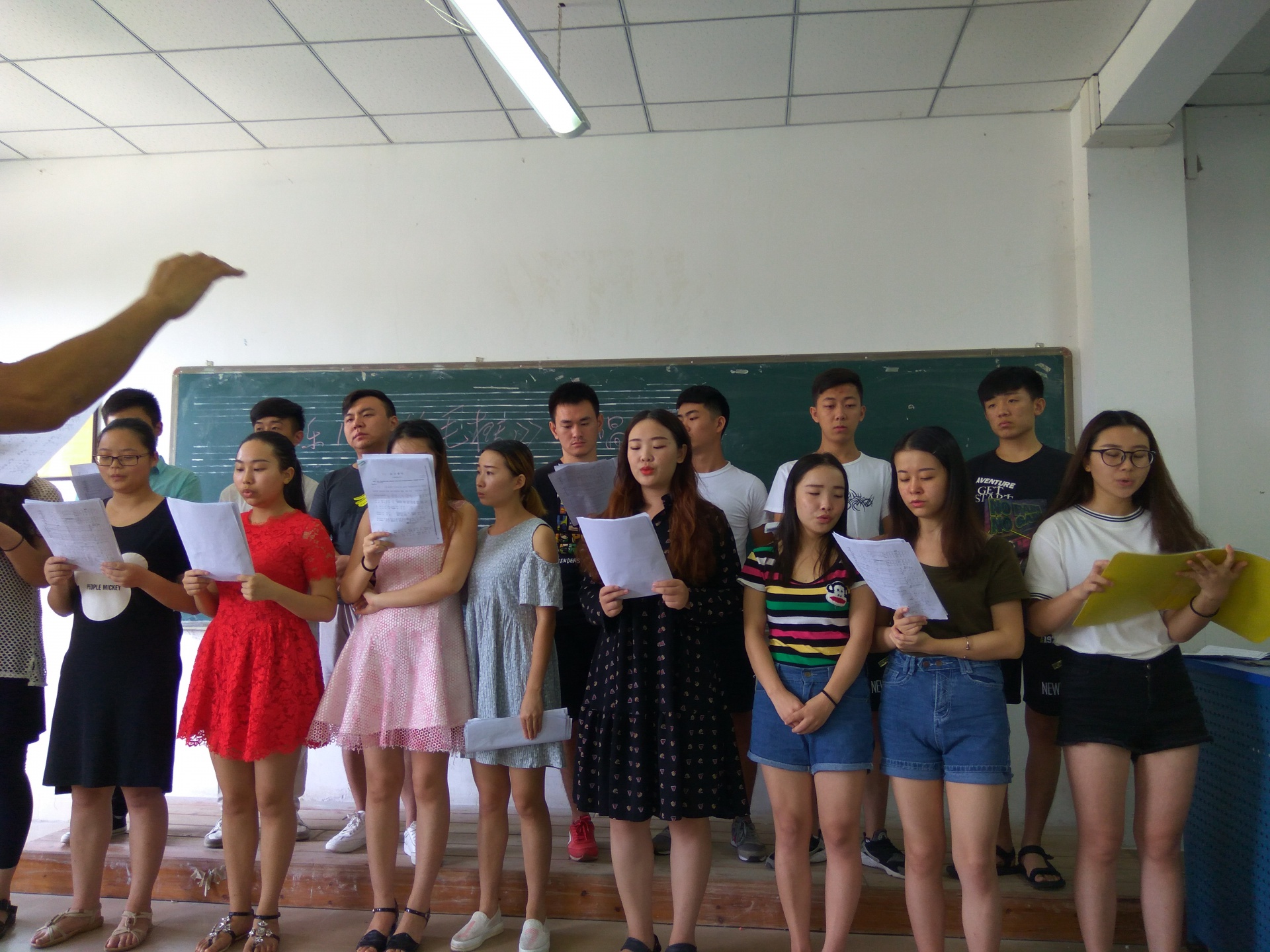 思政课考核形式创新 ——声乐班用爱国主义歌曲演绎《毛概》课程学习成果