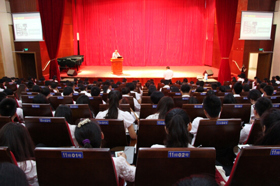 公司王功名书记为全校入党积极分子进行党课培训